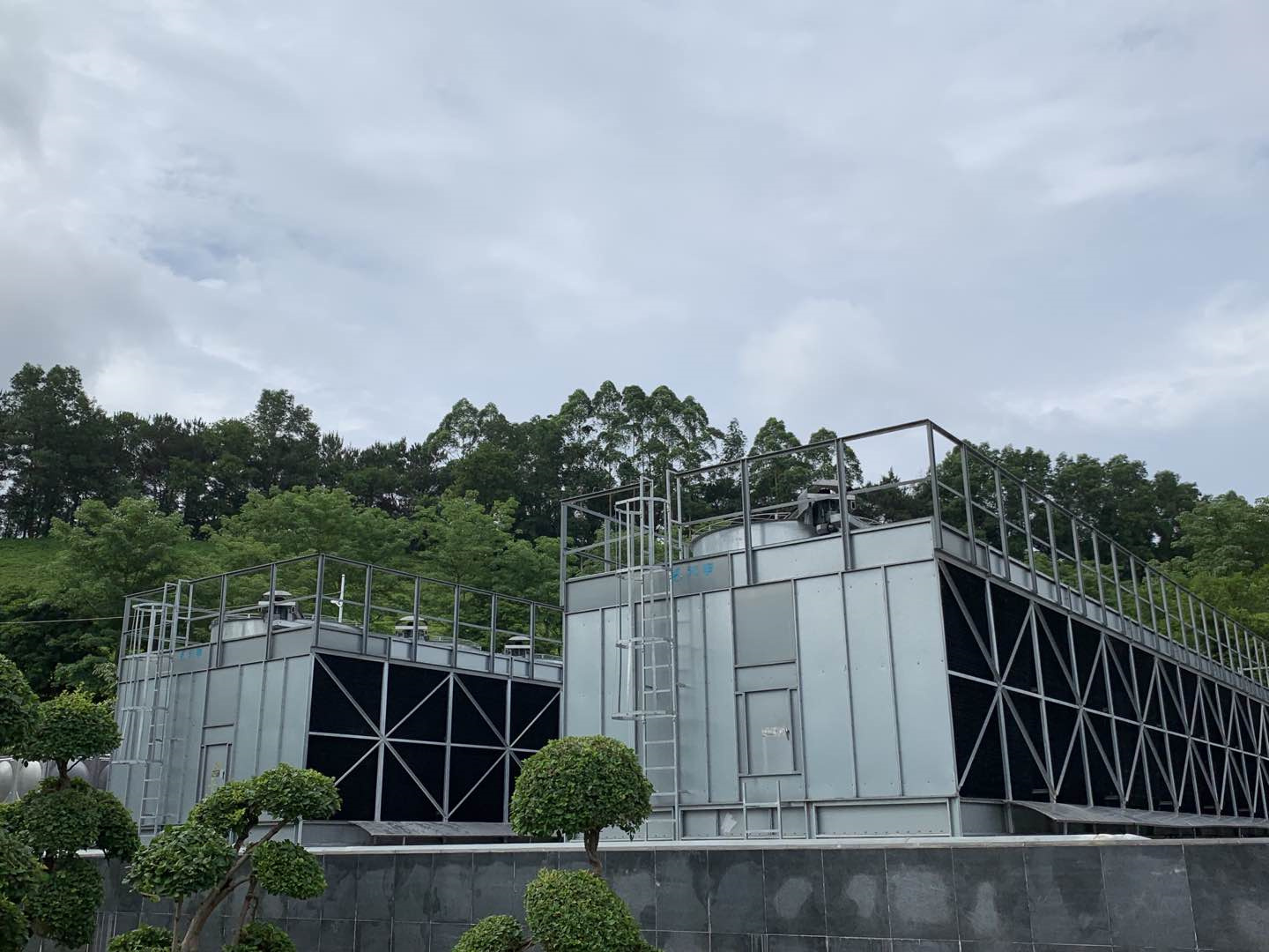 涼水冷卻塔填料更換：什么時(shí)候需要更換(如何判斷冷卻塔設(shè)備好壞)